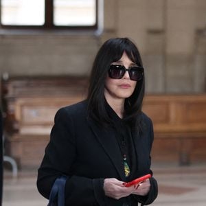 Isabelle Adjani arrive pour la tenue de son procès en appel (chambre 2-13) pour fraude fiscale, au Palais de Justice de Paris, le 27 février 2026.
© Julien Sarkissian/Bestimage