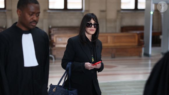 Isabelle Adjani arrive pour la tenue de son procès en appel (chambre 2-13) pour fraude fiscale, au Palais de Justice de Paris, le 27 février 2026.
© Julien Sarkissian/Bestimage
