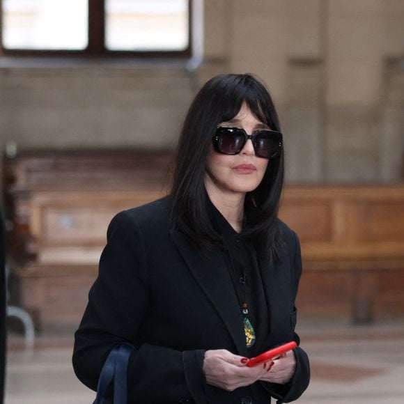 Isabelle Adjani arrive pour la tenue de son procès en appel (chambre 2-13) pour fraude fiscale, au Palais de Justice de Paris, le 27 février 2026.
© Julien Sarkissian/Bestimage