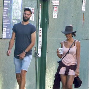 Benoît Paire et sa compagne Shy'm se promènent dans les rues de Brooklyn à New York.