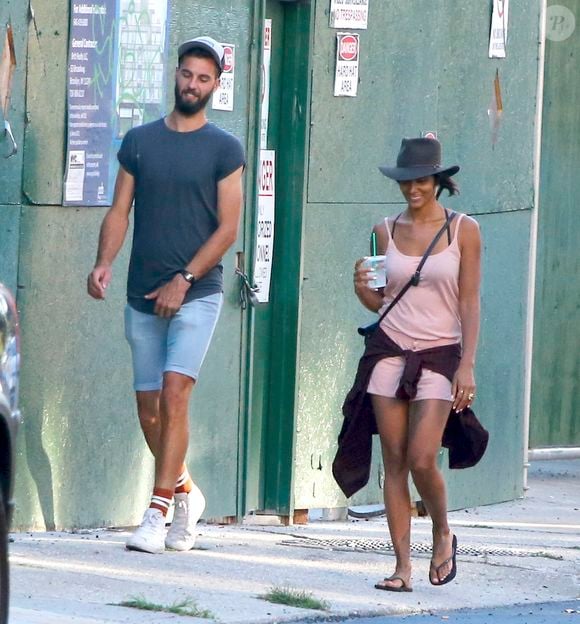 Benoît Paire et sa compagne Shy'm se promènent dans les rues de Brooklyn à New York.