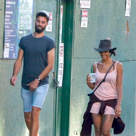Benoît Paire et sa compagne Shy'm se promènent dans les rues de Brooklyn à New York.