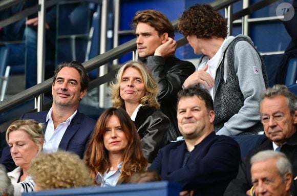 Paul de Saint-Sernin et son frère Guillaume, Sylvie Tellier et son mari Laurent Schenten, Michel denisot, Anne-Elisabeth Lemoine dans les tribunes du match de football de Ligue 1 McDonald's opposant le  RC Lens au Paris Saint-Germain (PSG) (0-2) au Parc des Princes à Paris le 14 septembre 2025. © Christian Liewig/Bestimage