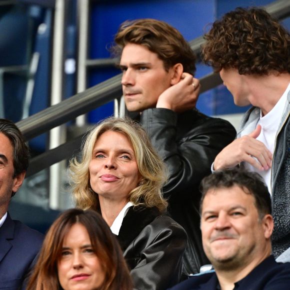 Paul de Saint-Sernin et son frère Guillaume, Sylvie Tellier et son mari Laurent Schenten, Michel denisot, Anne-Elisabeth Lemoine dans les tribunes du match de football de Ligue 1 McDonald's opposant le  RC Lens au Paris Saint-Germain (PSG) (0-2) au Parc des Princes à Paris le 14 septembre 2025. © Christian Liewig/Bestimage