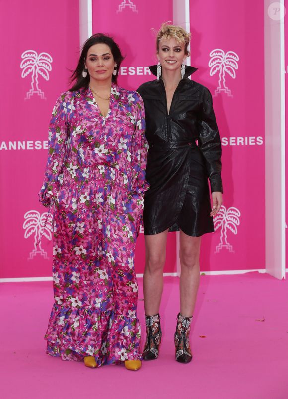 Lola Dewaere et Sara Mortensen au photocall de la cérémonie d'ouverture de la 5ème saison du festival International des Séries "Canneseries" à Cannes, France, le 1er avril 2022. © Denis Guignebourg/BestImage