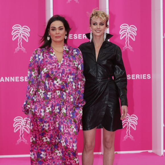 Lola Dewaere et Sara Mortensen au photocall de la cérémonie d'ouverture de la 5ème saison du festival International des Séries "Canneseries" à Cannes, France, le 1er avril 2022. © Denis Guignebourg/BestImage