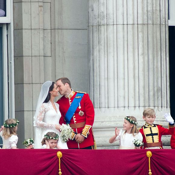Archives - Le prince Charles, Camilla Parker Bowles, duchesse de Cornouailles, la reine Elisabeth II d'Angleterre et le prince Philip, duc d'Edimbourg, Pippa Middleton et le prince Harry, lors du mariage du prince William et de Kate Middleton. Le 29 avril 2011 Mirrorpix / Bestimage