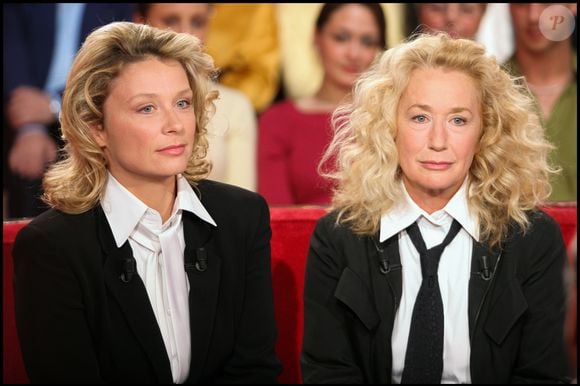 L'actrice française Brigitte Fossey et sa fille Marie Adam participe,nt à l'émission "Vivement Dimanche" de Michel Drucker enregistrée au Studio Gabriel à Paris, France, le 13 avril 2005. © Guillaume Gaffiot/Bestimage