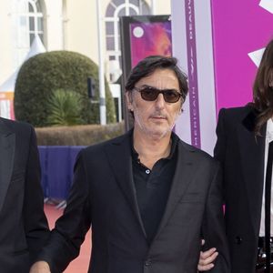 "Je comprends aujourd’hui que j’ai une nature très dépressive. C’est grâce à mes enfants que j’ai pu être naturellement heureuse.”

Ben Attal, Yvan Attal et Charlotte Gainsbourg ( présidente du jury) - Première du film "Les choses humaines" lors de la 47éme édition du Festival du Cinéma Américain de Deauville le 11 septembre 2021.

© Olivier Borde / Bestimage