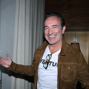 Jean Dujardin - Vernissage de l'exposition photos et du livre "La Boxe fait son cinéma" à l’hôtel Brach à Paris le 23 Septembre 2025. Ces clichés rendent hommage à plus de cinquante acteurs immortalisés dans des scènes où le noble art rencontre le 7ème art. © Denis Guignebourg/Bestimage