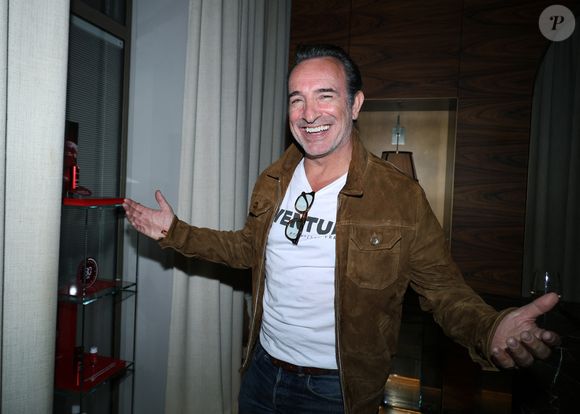 Jean Dujardin - Vernissage de l'exposition photos et du livre "La Boxe fait son cinéma" à l’hôtel Brach à Paris le 23 Septembre 2025. Ces clichés rendent hommage à plus de cinquante acteurs immortalisés dans des scènes où le noble art rencontre le 7ème art. © Denis Guignebourg/Bestimage