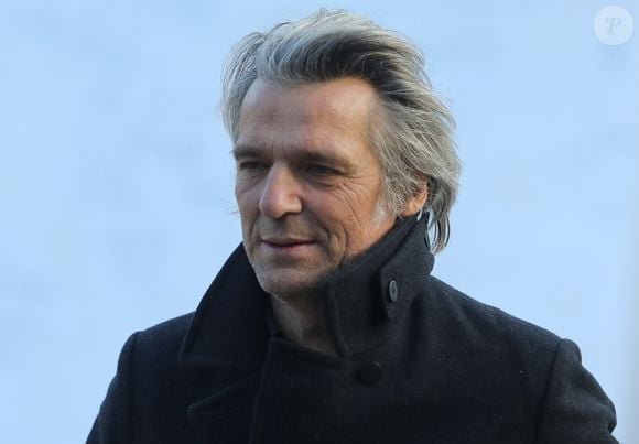 Alors qu'il devait se produire sur scène pour sa nouvelle pièce de théâtre il y a quelques jours, Yvan Le Bolloc'h a dû annuler à la dernière minute

Yvan Le Bolloc'h - Sorties des obsèques du journaliste, animateur de télévision et animateur de radio français Philippe Gildas en la salle de la Coupole au crématorium du cimetière du Père-Lachaise à Paris, France.