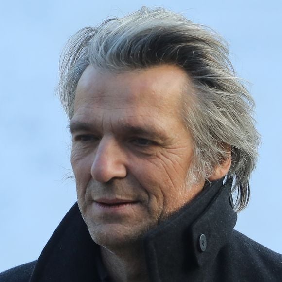 Alors qu'il devait se produire sur scène pour sa nouvelle pièce de théâtre il y a quelques jours, Yvan Le Bolloc'h a dû annuler à la dernière minute

Yvan Le Bolloc'h - Sorties des obsèques du journaliste, animateur de télévision et animateur de radio français Philippe Gildas en la salle de la Coupole au crématorium du cimetière du Père-Lachaise à Paris, France.