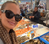 Et voilà que Laeticia Hallyday a décidé de profiter de l'Atlantique en se rendant dans la ville de Royan, pendant que son chéri, entreprenneur, rénove un hôtel.