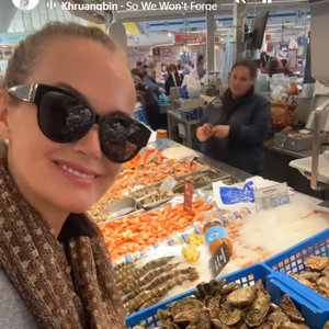 Et voilà que Laeticia Hallyday a décidé de profiter de l'Atlantique en se rendant dans la ville de Royan, pendant que son chéri, entreprenneur, rénove un hôtel.