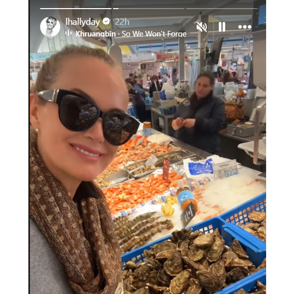 Et voilà que Laeticia Hallyday a décidé de profiter de l'Atlantique en se rendant dans la ville de Royan, pendant que son chéri, entreprenneur, rénove un hôtel.