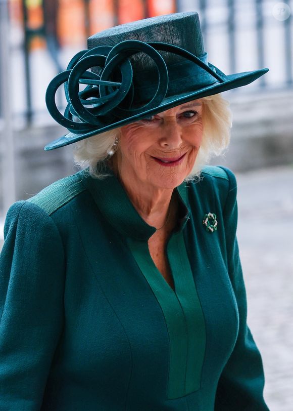 Londres, ROYAUME-UNI. La reine Camilla (Camilla Parker Bowles, reine consort d'Angleterre) quitte l'abbaye de Westminster après avoir assisté à la cérémonie de la Fête nationale des récoltes, organisée par Love British Food, en collaboration avec des organismes caritatifs de distribution alimentaire de premier plan, à l'occasion de la Journée mondiale de l'alimentation. Backgrid UK/ Bestimage