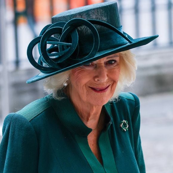 Londres, ROYAUME-UNI. La reine Camilla (Camilla Parker Bowles, reine consort d'Angleterre) quitte l'abbaye de Westminster après avoir assisté à la cérémonie de la Fête nationale des récoltes, organisée par Love British Food, en collaboration avec des organismes caritatifs de distribution alimentaire de premier plan, à l'occasion de la Journée mondiale de l'alimentation. Backgrid UK/ Bestimage