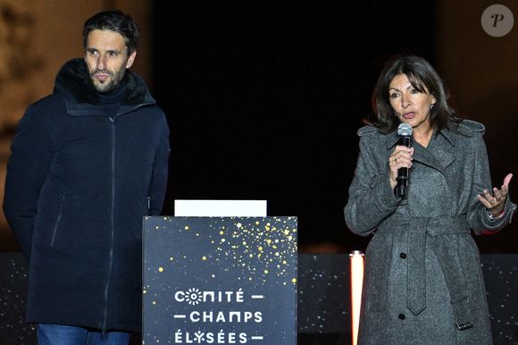 La maire de Paris Anne Hidalgo prononce un discours aux côtés du président de Paris 2024, Tony Estanguet, lors de l'inauguration des illuminations de Noël des Champs Elysées à Paris, le 24 novembre 2024. Photo by Firas Abdullah/ABACAPRESS.COM