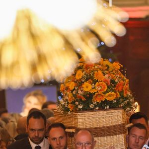 Le cercueil en osier de Brigitte Bardot - Sorties des obsèques de Brigitte Bardot en l'église Paroissiale Notre-Dame-de-l'Assomption de Saint-Tropez, France, le 7 janvier 2026.  Brigitte Bardot, figure emblématique du cinéma français et icône internationale, est décédée le 28 décembre 2025 à l'âge de 91 ans dans sa mythique propriété de La Madrague, à Saint-Tropez (France). Révélée au monde entier par son rôle dans "Et Dieu... créa la femme", elle avait contribué à faire de Saint-Tropez un lieu mondialement connu. L'actrice sera inhumée le 7 janvier 2026 au cimetière marin de Saint-Tropez, aux côtés de son père Louis Bardot (1896-1975) et de sa mère Anne-Marie Mucel (1912-1978). Une cérémonie religieuse se tiendra auparavant dans l'église de Saint-Tropez, où proches, personnalités et anonymes pourront lui rendre un dernier hommage. © Jacovides-Moreau/Bestimage