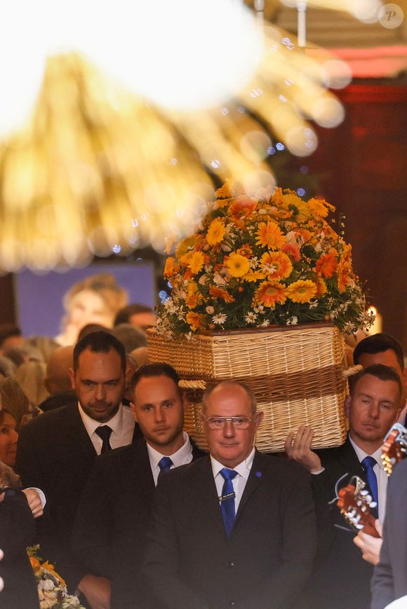 Le cercueil en osier de Brigitte Bardot - Sorties des obsèques de Brigitte Bardot en l'église Paroissiale Notre-Dame-de-l'Assomption de Saint-Tropez, France, le 7 janvier 2026.  Brigitte Bardot, figure emblématique du cinéma français et icône internationale, est décédée le 28 décembre 2025 à l'âge de 91 ans dans sa mythique propriété de La Madrague, à Saint-Tropez (France). Révélée au monde entier par son rôle dans "Et Dieu... créa la femme", elle avait contribué à faire de Saint-Tropez un lieu mondialement connu. L'actrice sera inhumée le 7 janvier 2026 au cimetière marin de Saint-Tropez, aux côtés de son père Louis Bardot (1896-1975) et de sa mère Anne-Marie Mucel (1912-1978). Une cérémonie religieuse se tiendra auparavant dans l'église de Saint-Tropez, où proches, personnalités et anonymes pourront lui rendre un dernier hommage. © Jacovides-Moreau/Bestimage