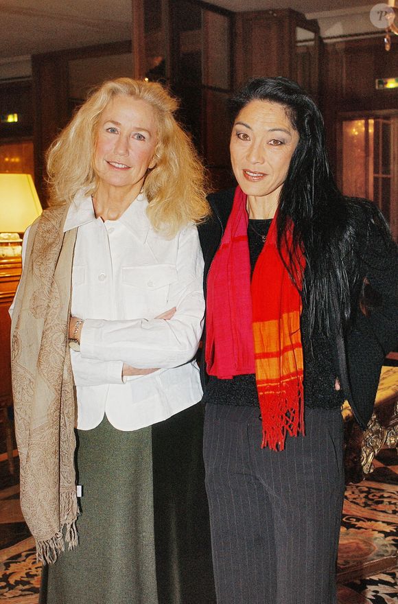 L'actrice française Brigitte Fossey (G) et l'auteur Ysabelle Lacamp assistent à la soirée de la Journée de la femme organisée à l'hôtel de Crillon à Paris, France, le 7 mars 2005, à l'occasion de la Journée internationale de la femme qui sera célébrée le 8 mars. Photo par Giancarlo Gorassini/ABACA.