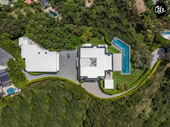L’ancienne propriété de Ben Affleck et Jennifer Lopez à Beverly Hills s’étend sur près de deux hectares. La résidence compte 12 chambres, 24 salles de bains, une piscine à débordement, un vaste complexe sportif et un garage pouvant accueillir 12 voitures. Crédit photo : Simon Berlyn.