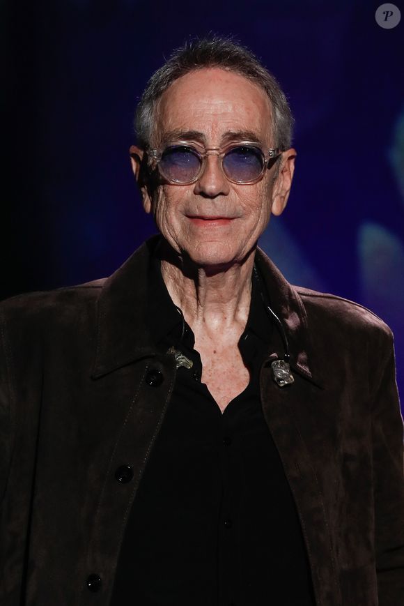 “Mais bon : en même temps, je ne me laisse pas aller, assure le chanteur

Exclusif - Alain Chamfort - Backstage - Enregistrement de l'émission "La Boîte à Secrets N°20" dans les studios de la Cité du Cinéma à Saint-Denis, présentée par F.Bollaert et diffusée le 10 janvier sur France 3
© Christophe Clovis / Bestimage