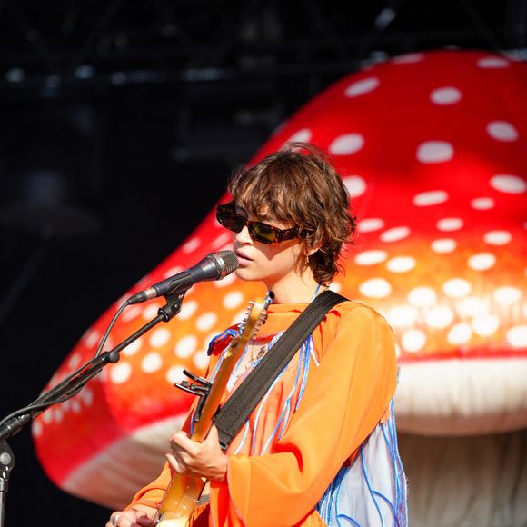 Pomme en concert lors de la "Fête de L'Humanité 2024" sur l'ex-base aérienne 217 au Plessis-Pâté le 15 septembre 2024.  © Anne-Sophie Guebey/Bestimage