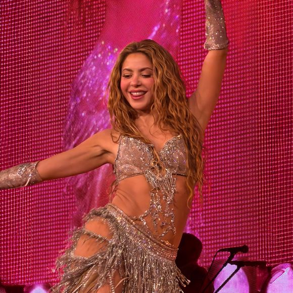 Chaque matin, elle mise sur des œufs ou de l'avocat avec de l'huile d'olive et un smoothie.

New York (État de New York) – Shakira a livré une prestation électrisante au Barclays Center, à Brooklyn, en offrant au public l'un des moments forts de la soirée, notamment grâce à une chorégraphie intégrant une arme factice.

Sur la photo : Shakira.