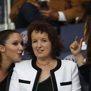 Anne Roumanoff et ses filles Alice et Marie au match de football PSG-GFC Ajaccio lors de la 2ème journée de la Ligue 1 au Parc des Princes à Paris, le 16 août 2015. © Marc Ausset Lacroix / Bestimage