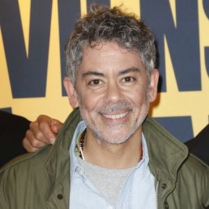 Pressenti pour lui succéder, l'humoriste Manu Payet a confirmé avoir été approché, mais a décliné l'offre en raison de la charge de travail imposée par une quotidienne.

Manu Payet - Avant-première "Deviens Génial" au cinéma UGC Ciné Cité Bercy à Paris le 8 juin 2026. © Marc Ausset-Lacroix/Bestimage