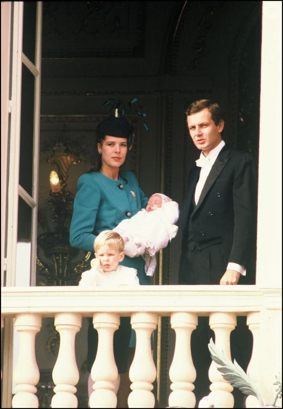Caroline de Monaco avec ses enfants Andrea et Charlotte Casiraghi, aux côtés de Stefano Casiraghi, lors de la Fête monégasque à Monaco, le 19 novembre 1986.
Crédit : Aslan/Bestimage