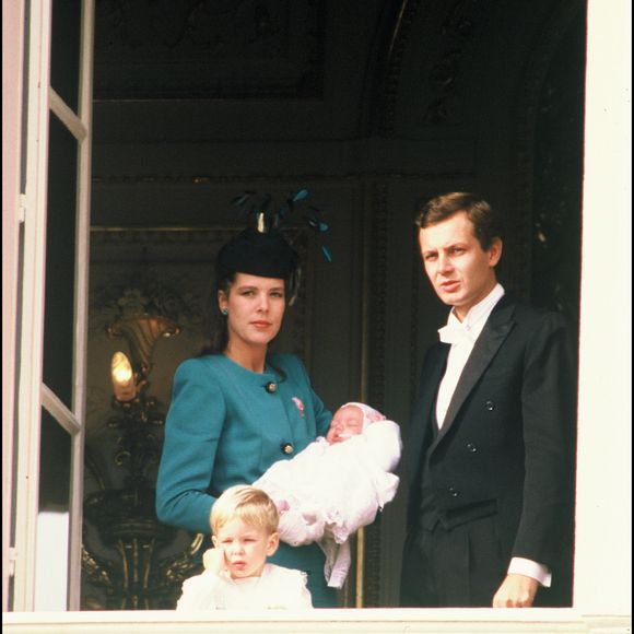 Caroline de Monaco avec ses enfants Andrea et Charlotte Casiraghi, aux côtés de Stefano Casiraghi, lors de la Fête monégasque à Monaco, le 19 novembre 1986.
Crédit : Aslan/Bestimage