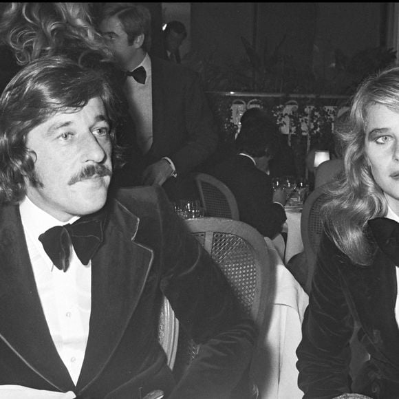 Mais elle a voulu garder cela pour elle à l'époque : "J'ai eu des parents très conventionnels, je me devais de les protéger." Aurait-elle pu épouser Randall Laurence à la place de  Bryan Southcombe ? "Qui sait ce que la vie peut vous offrir ? Mais parfois, il faut faire des choix et j'ai choisi Bryan parce que je suis tombée enceinte. Et vous me direz : comment avez-vous su que c'était le sien ? Je n'irai pas plus loin. Mais j'ai choisi Bryan, et Bryan est le père de Barnaby.", avait-elle répondu.

Archives - Charlotte Rampling et Bryan Southcombe lors de la première du film "Les Trois Mousquetaires" à Paris en 1974.
PATERSON / BESTIMAGE