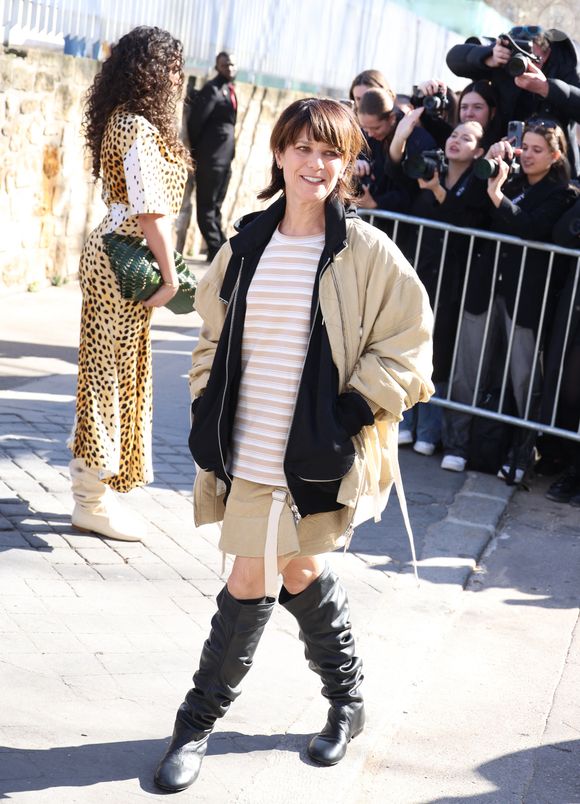 Marina Foïs aux arrivées au défilé Rabanne Mode Collection Prêt-à-Porter Automne/Hiver 2025-2026 lors de la Fashion Week de Paris (PFW) au siège de l'Unesco, à Paris, France, le 6 mars 2025. © Denis Guignebourg/Bestimage