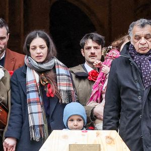 Pia Laborde et Gabrièle Laborde, les filles de C.Laborde, et leur père Jimmy - Sortie des obsèques de Catherine Laborde en l’église Saint-Roch à Paris, le 6 février 2025. Décédée le 28 janvier 2025 à l'âge de 73 ans, l'ancienne présentatrice météo de TF1 (1988 - 2017) était atteinte de la maladie neurodégénérative à corps de Lewy. 
© Jacovides - Moreau / Bestimage