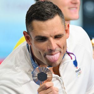 Florent Manaudou, de l'équipe de France, célèbre sa médaille de bronze sur le podium de la finale du 50 m nage libre masculin, lors de la septième journée des Jeux olympiques d'été de Paris, à la Paris La Défense Arena, le 2 août 2024 à Nanterre, près de Paris, en France. Photo de Laurent Zabulon/ABACAPRESS.COM
