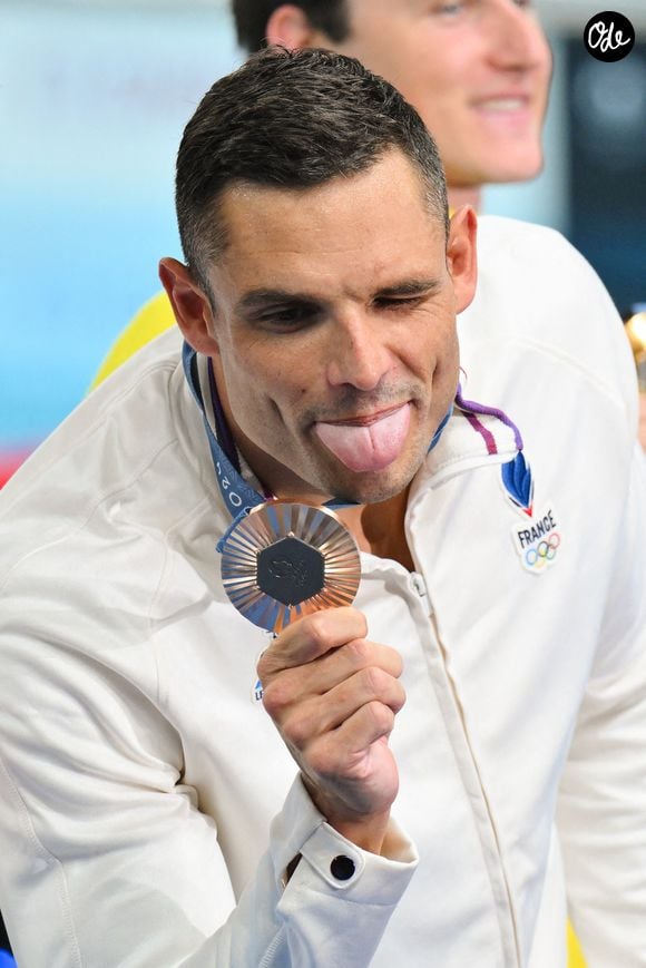 Florent Manaudou, de l'équipe de France, célèbre sa médaille de bronze sur le podium de la finale du 50 m nage libre masculin, lors de la septième journée des Jeux olympiques d'été de Paris, à la Paris La Défense Arena, le 2 août 2024 à Nanterre, près de Paris, en France. Photo de Laurent Zabulon/ABACAPRESS.COM