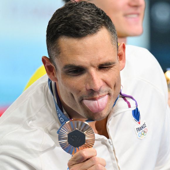 Florent Manaudou, de l'équipe de France, célèbre sa médaille de bronze sur le podium de la finale du 50 m nage libre masculin, lors de la septième journée des Jeux olympiques d'été de Paris, à la Paris La Défense Arena, le 2 août 2024 à Nanterre, près de Paris, en France. Photo de Laurent Zabulon/ABACAPRESS.COM