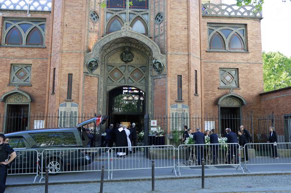Arrivées aux obsèques de Nadia Farès en l'église Saint-Jean-de-Montmartre à Paris, le 24 avril 2026. N.Farès est décédée le 17 avril 2026 quelques jours après un "incident cardiaque" survenu le 12 avril 2026 dans la piscine du complexe sportif, Blanche (9ème).