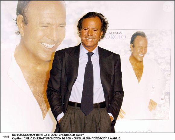 Julio Iglesias pose pour les photographes lors du lancement mondial de son nouvel album "Divorcio" au "Circulo de Bellas Artes" à Madrid. LALO YASKY / BESTIMAGE