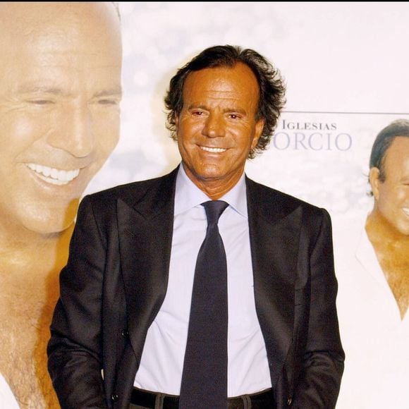Julio Iglesias pose pour les photographes lors du lancement mondial de son nouvel album "Divorcio" au "Circulo de Bellas Artes" à Madrid. LALO YASKY / BESTIMAGE
