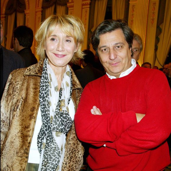 “On se voyait beaucoup mais on n'osait pas se dire qu’on était amoureux. ‘On s’est connus, on s’est reconnus’ et… On ne s’est plus quittés pendant très longtemps" affirme Marie-Anne Chazel
Marie Anne Chazel & Christian Clavier - Hommage à Polanski au ministère de la Culture à Paris le 6 mars 2003 RINDOFF-BORDE / BESTIMAGE