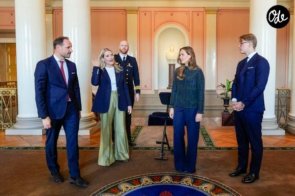 La famille royale norvégienne accueille les athlètes au palais royal à Oslo, après les Jeux Paralympiques 2026 de Milan Cortina, le 10 avril 2026. La princesse M.M. de Norvège était équipée ce jour-là d'un appareil à oxygène. NTB / Bestimage
