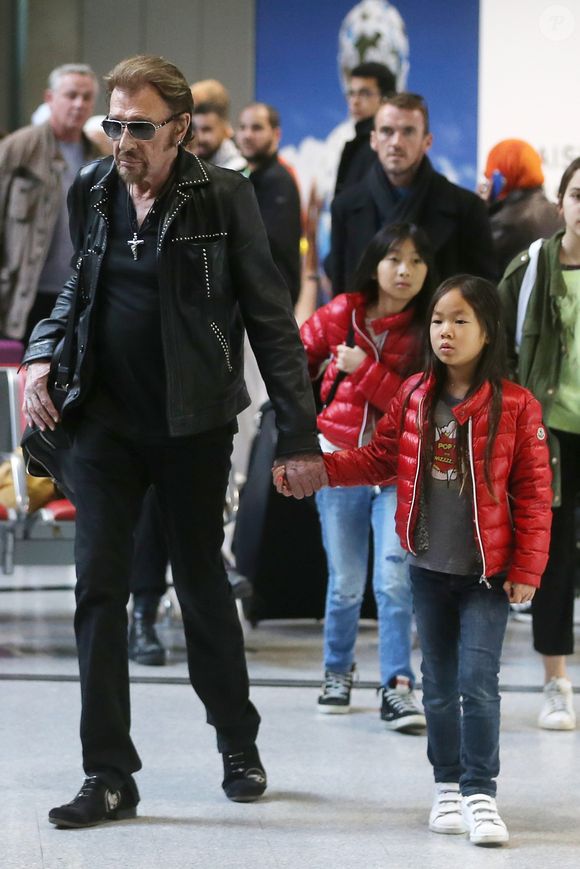 Exclusif - La famille Hallyday arrive à l'aéroport de Roissy pour prendre un vol pour aller passer leurs vacances en Thaïlande avec des amis. Le 19 décembre 2015. © Agence / Bestimage