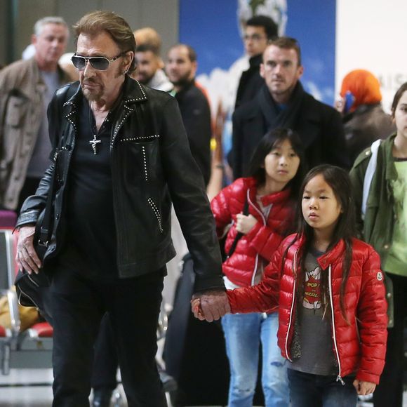 Exclusif - La famille Hallyday arrive à l'aéroport de Roissy pour prendre un vol pour aller passer leurs vacances en Thaïlande avec des amis. Le 19 décembre 2015. © Agence / Bestimage
