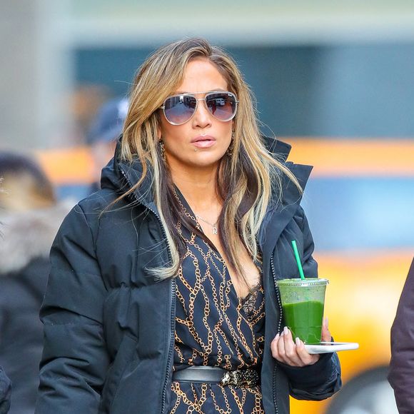 Jennifer Lopez a été aperçue en train de siroter sa boisson verte en quittant le plateau de tournage du film Hustlers à New York, NY, États-Unis, le 4 avril 2019. Photo by Felipe Ramales/Splash News/ABACAPRESS.COM Ramales Felipe/Splash News/ABACA