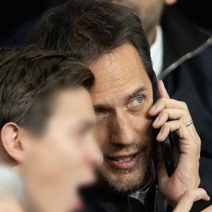 Grand Corps Malade et son fils - Célébrités dans les tribunes du match de Ligue des Champions entre le PSG contre le Bayern de Munich (1-2) au Parc des Princes à Paris le 4 novembre 2025. © Cyril Moreau/Bestimage