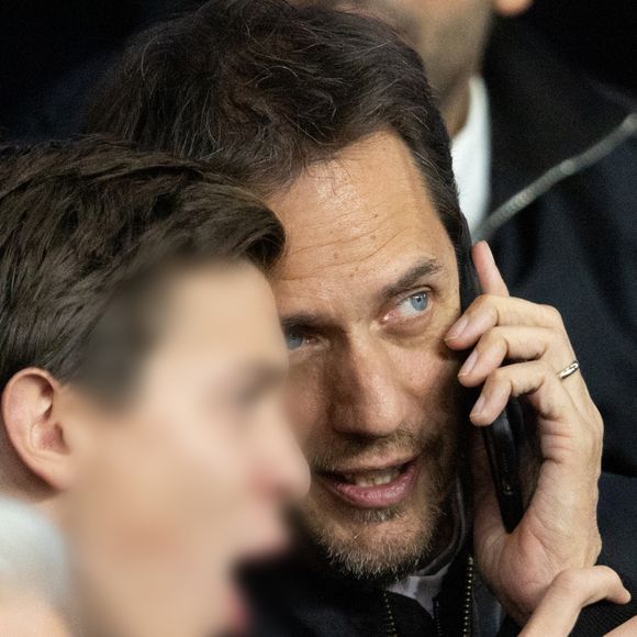 Grand Corps Malade et son fils - Célébrités dans les tribunes du match de Ligue des Champions entre le PSG contre le Bayern de Munich (1-2) au Parc des Princes à Paris le 4 novembre 2025. © Cyril Moreau/Bestimage